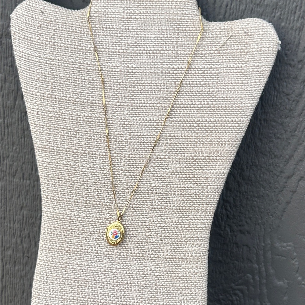 Vintage Gold Floral Portrait Locket Necklace with Pink Rose - Picture 8 of 9